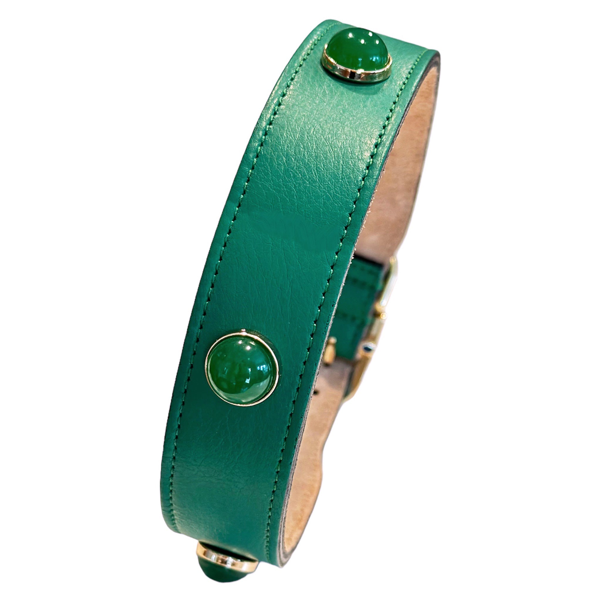 Преміальний нашийник Hartman & Rose Emerald Green з натуральними малахітовими кабошонами та золотистою фурнітурою — розкіш на кожен день.